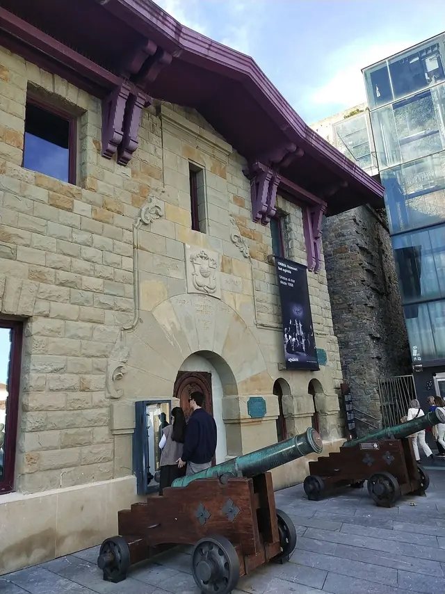Wikimedia Commons Language Aquarium de San Sebastián – Opening Hours, Tickets & Photos