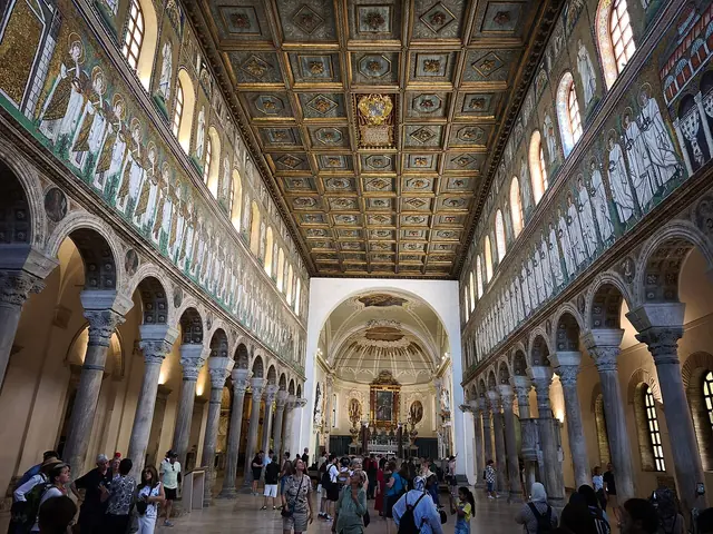 Basilica di Sant'Apollinare Nuovo in Ravenna – Photo 2 of 8