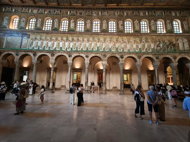 Basilica di Sant'Apollinare Nuovo in Ravenna – Photo 3 of 8