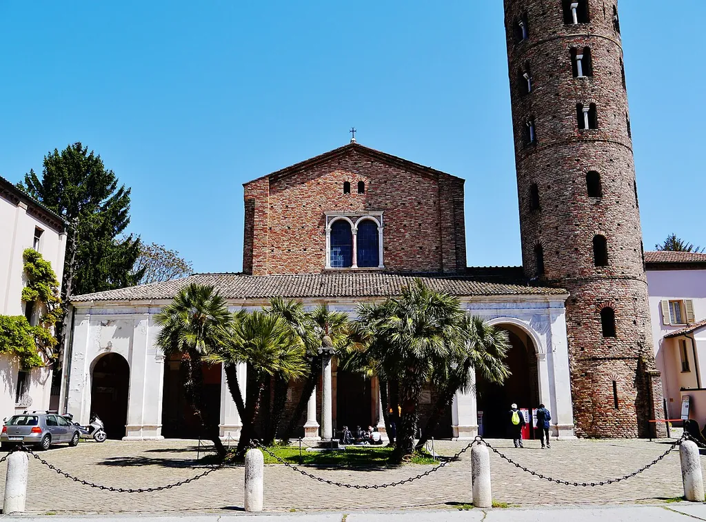Basilica di Sant'Apollinare Nuovo in Ravenna – Photo 4 of 8