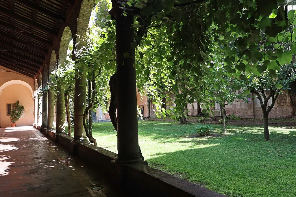 Basilica di Sant'Apollinare Nuovo in Ravenna – Photo 7 of 8
