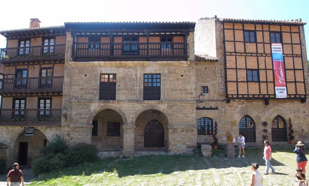 Casas del Águila y la Parra in Santillana del Mar
