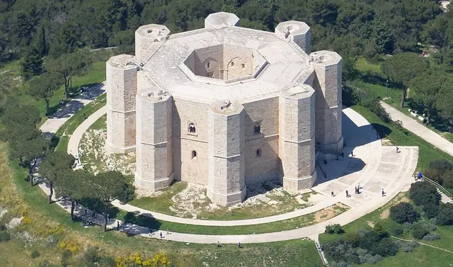Castel del Monte in Andria – Photo 2 of 9