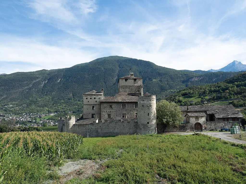 Castello Sarriod de la Tour in Saint-Pierre – Foto 2 di 4