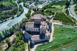 Castello Sarriod de la Tour in Saint-Pierre