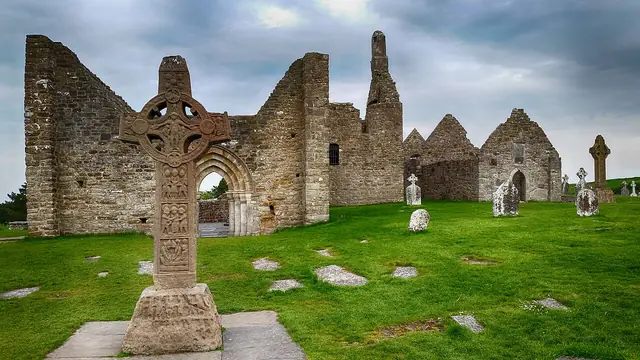 Clonmacnoise Monastic Site in Shannonbridge
