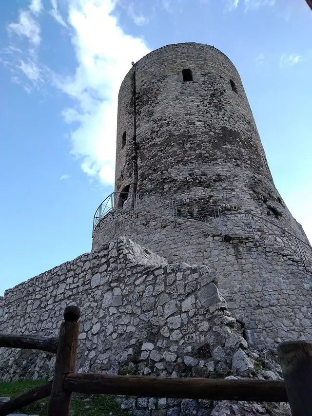 Complesso Castellare e Torre Angioina in Summonte
