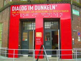 Dialog im Dunkeln in Hamburgo