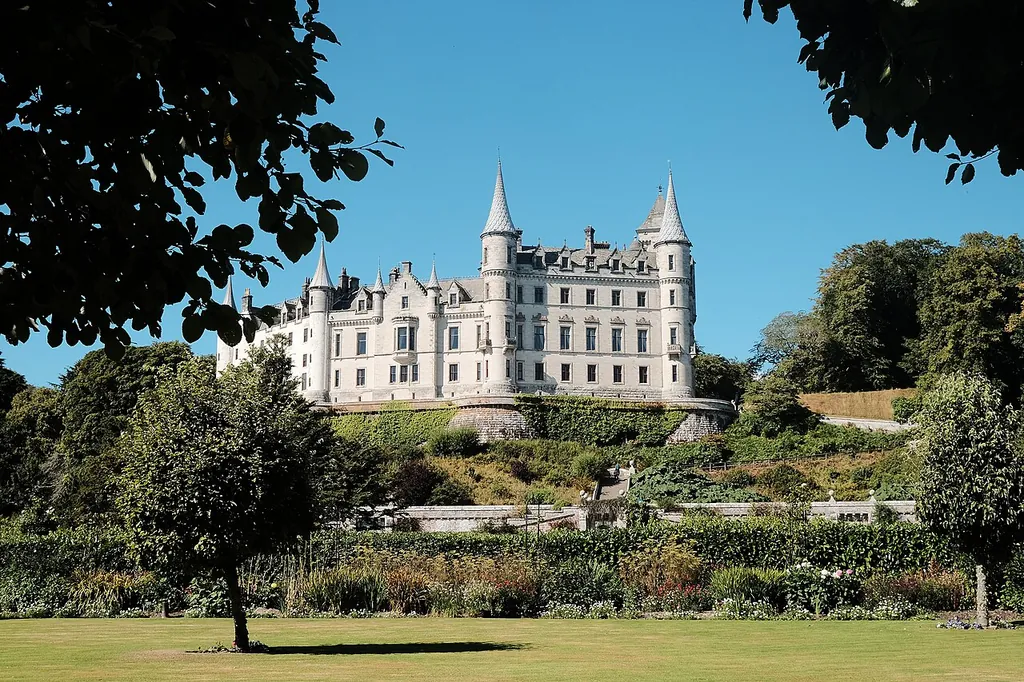 Dunrobin Castle in Golspie – Photo 2 of 10