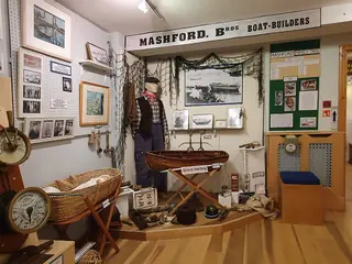 Elliott's Shop in Saltash – Bild 1 von 2