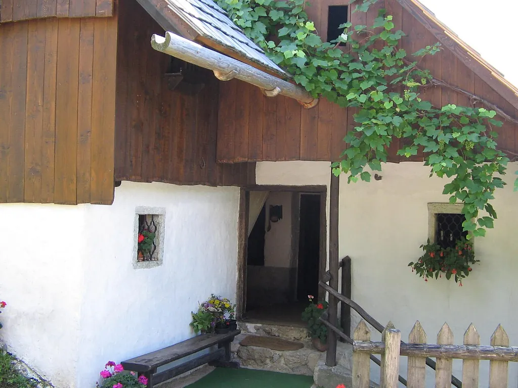 Finžgarjeva rojstna hiša in Doslovče