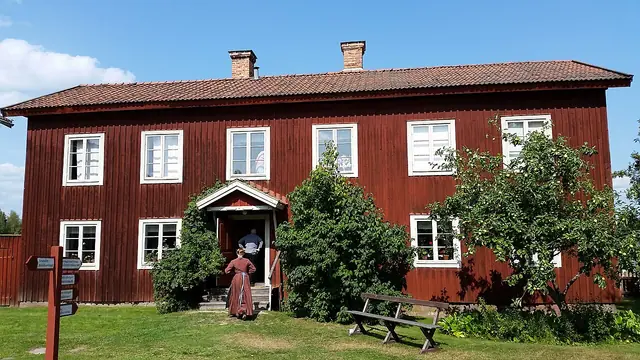 Hälsingegården Gästgivars in Vallsta