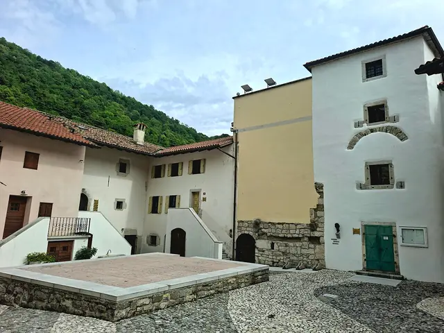 Galerija Rika Debenjaka in Kanal
