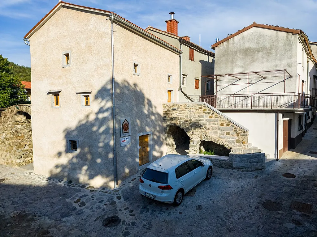 Hiša Zdravljica in Podnanos
