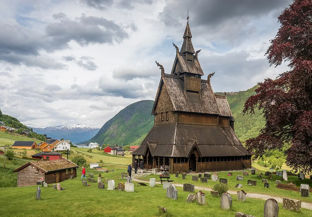 Hopperstad stavkyrkje in Vik – Bilde 2 av 3