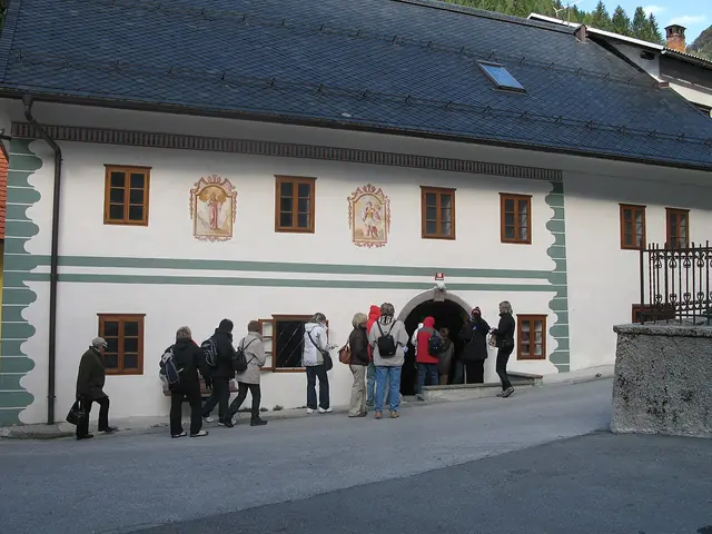Jakovkna hiša in Podbrdo