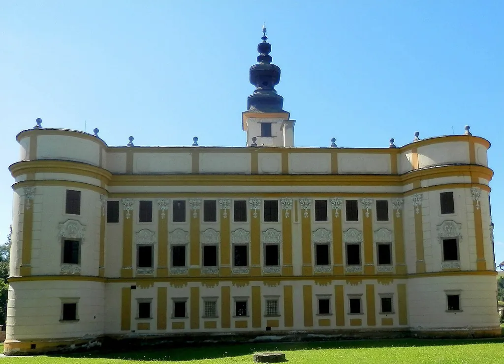 Kaštieľ a letohrádok Dardanely in Markušovce
