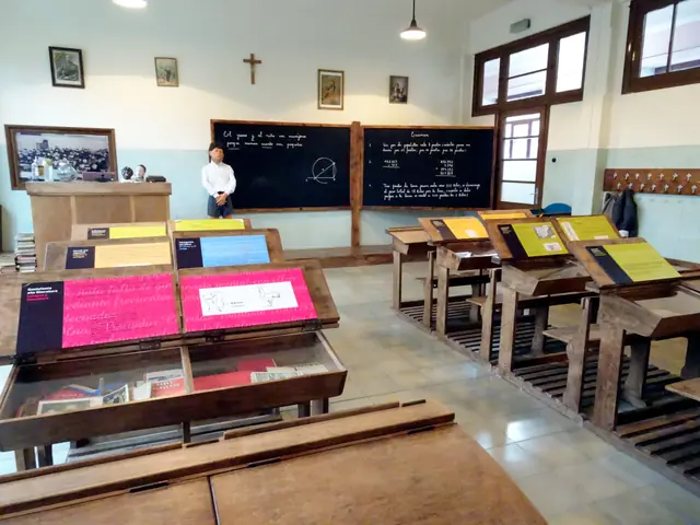 Escuela y Capilla de los años 50 in Legazpi