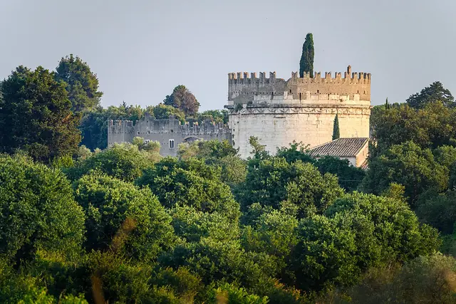 Mausoleo di Cecilia Metella e Castrum Caetani in Rom – Bild 2 von 5