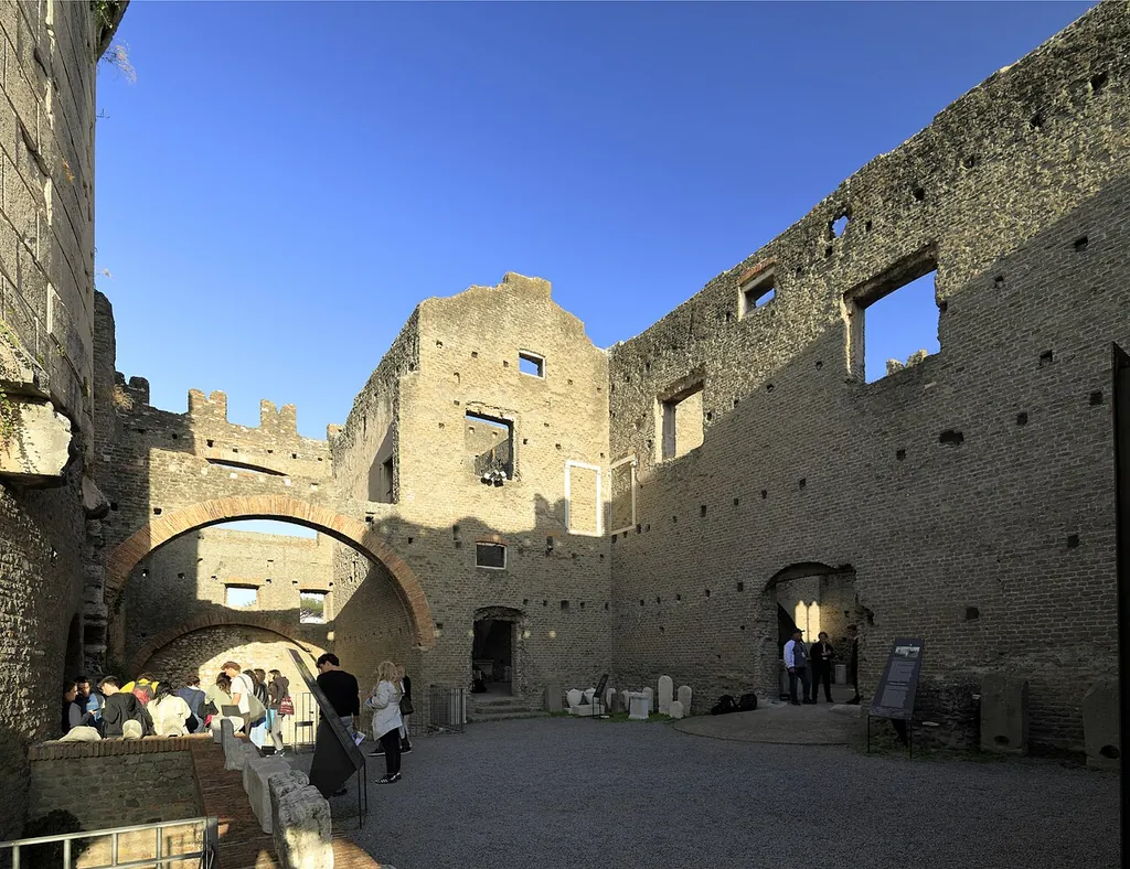Mausoleo di Cecilia Metella e Castrum Caetani in Rom – Bild 3 von 5