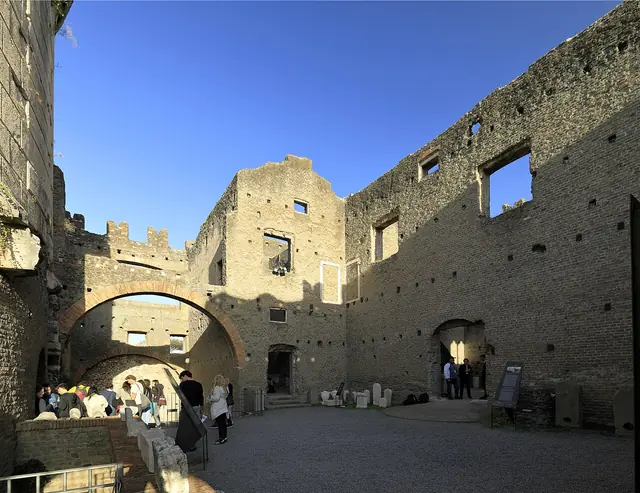 Mausoleo di Cecilia Metella e Castrum Caetani in Rom – Bild 3 von 5