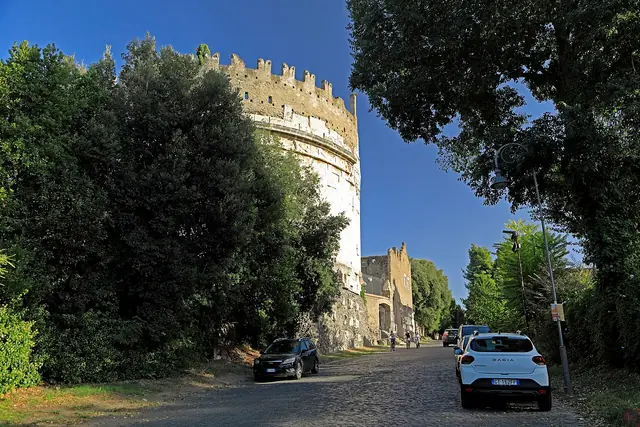 Mausoleo di Cecilia Metella e Castrum Caetani in Rom – Bild 4 von 5