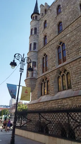 Museo Casa Botines Gaudí in León – Bild 4 von 4