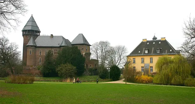 Museum Burg Linn in Krefeld