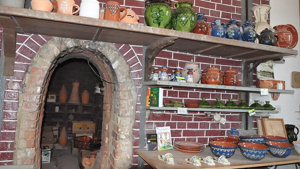 Muzeum Ceramiki Kaszubskiej Neclów in Chmielno