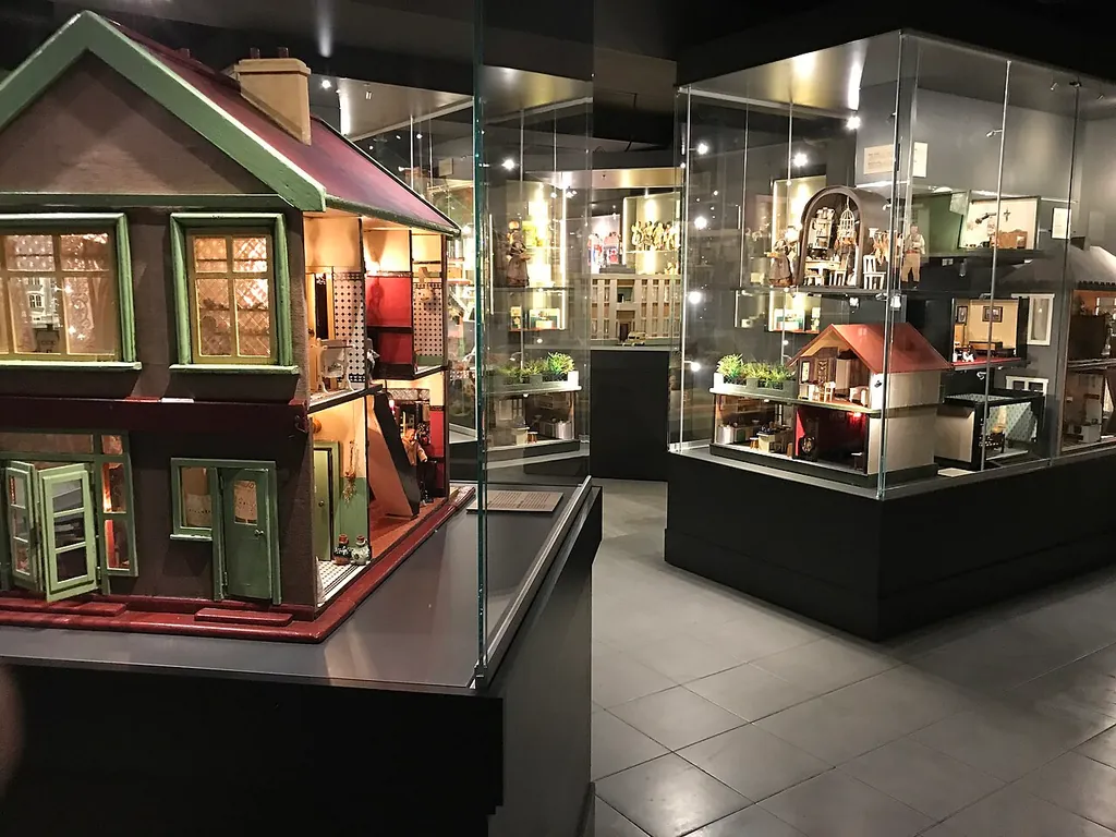Muzeum Domków Lalek, Gier i Zabawek in Warsaw – Photo 5 of 6