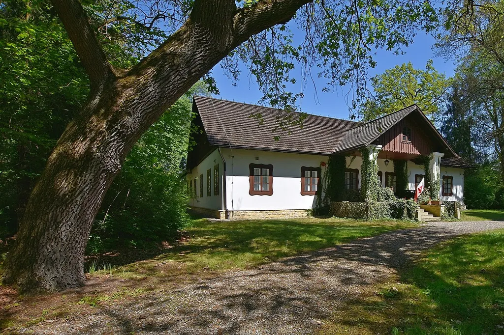 Muzeum Dwór w Dołędze in Zaborów – Zdjęcie 2 z 8