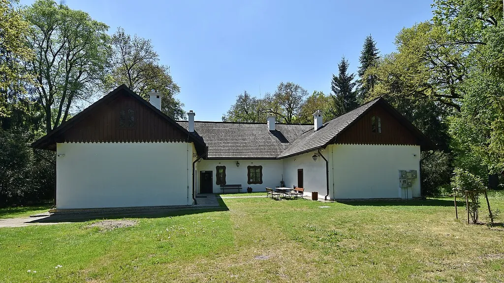Muzeum Dwór w Dołędze in Zaborów – Zdjęcie 5 z 8
