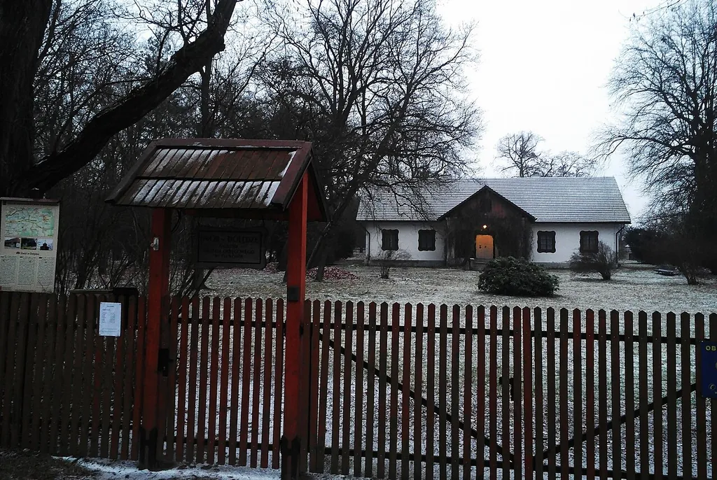 Muzeum Dwór w Dołędze in Zaborów – Zdjęcie 6 z 8