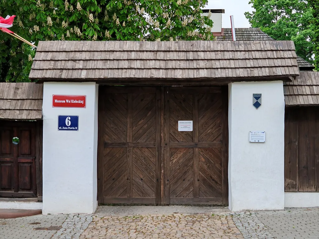 Muzeum Wsi Kieleckiej w Kielcach in Kielce – Bild 7 von 7