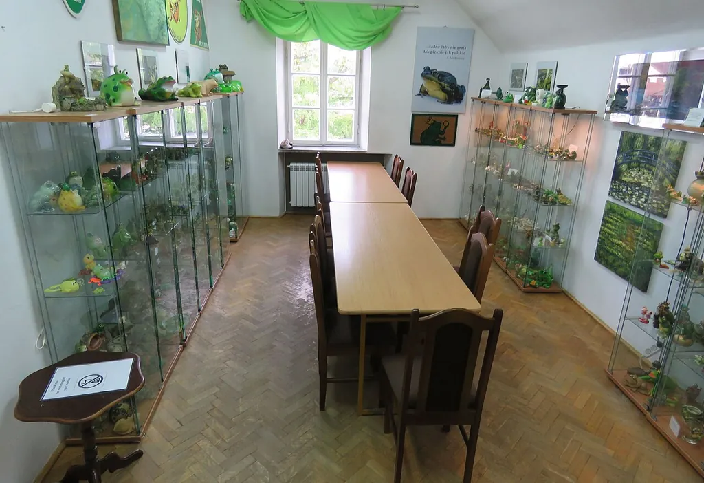 Muzeum Żaby w Żabiej Woli in Żabia Wola