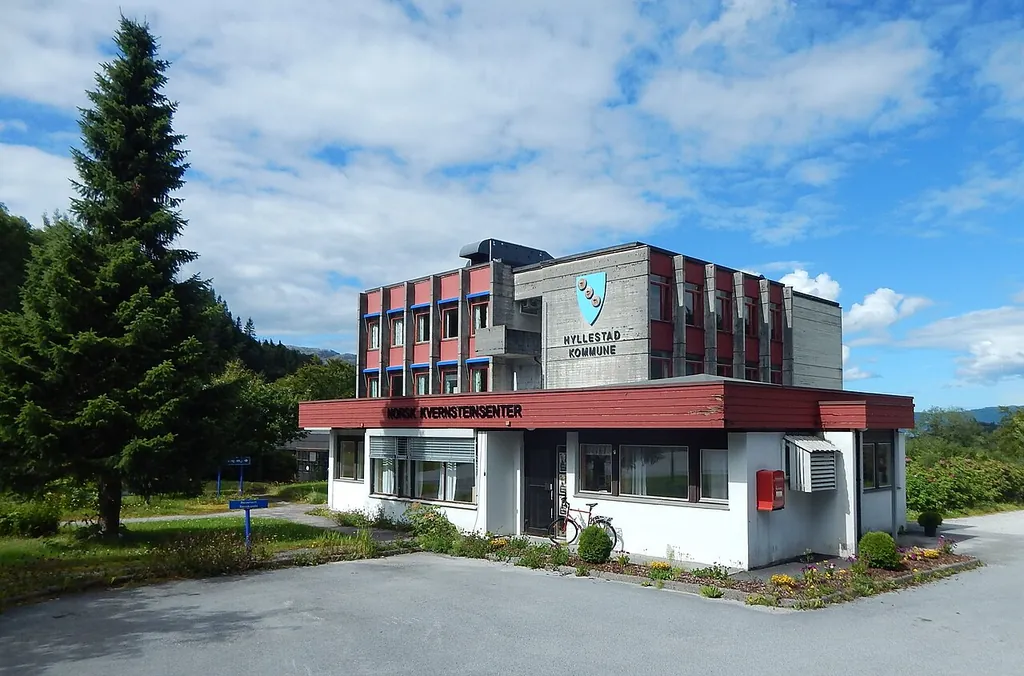 Kvernsteinsparken in Hyllestad