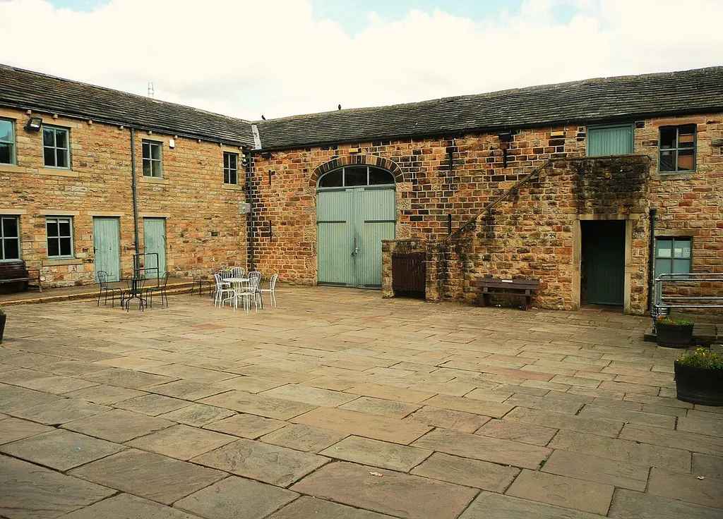 Oakwell Hall in Birstall – Photo 2 of 5