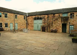 Oakwell Hall in Birstall – Photo 2 of 5