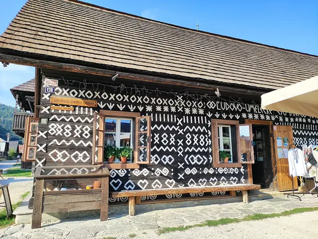 Objekty ľudovej architektúry Čičmany – Fotografia 4 z 5