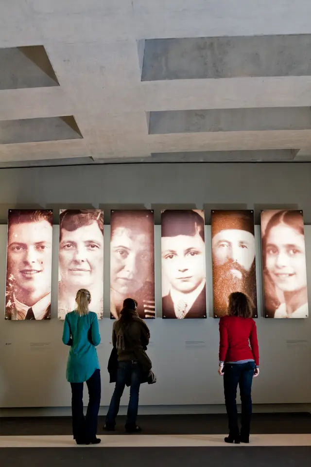 Ort der Information am Denkmal für die ermordeten Juden Europas in Berlino