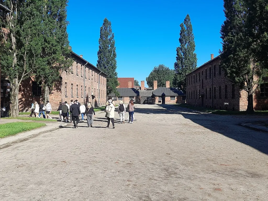 Państwowe Muzeum Auschwitz-Birkenau w Oświęcimiu – Photo 2 of 6