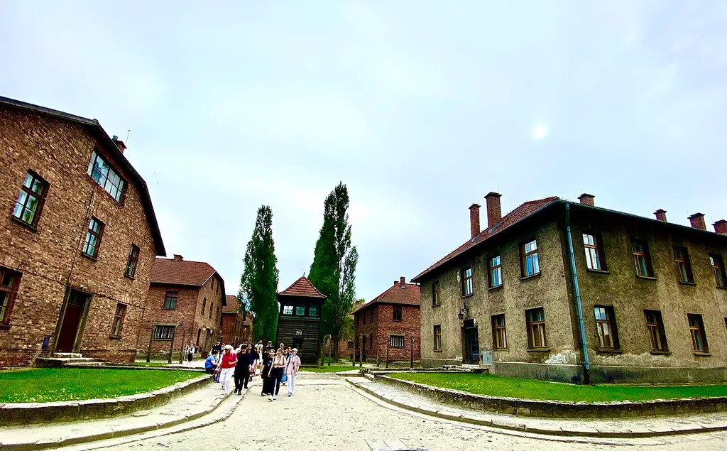 Państwowe Muzeum Auschwitz-Birkenau w Oświęcimiu – Photo 3 of 6