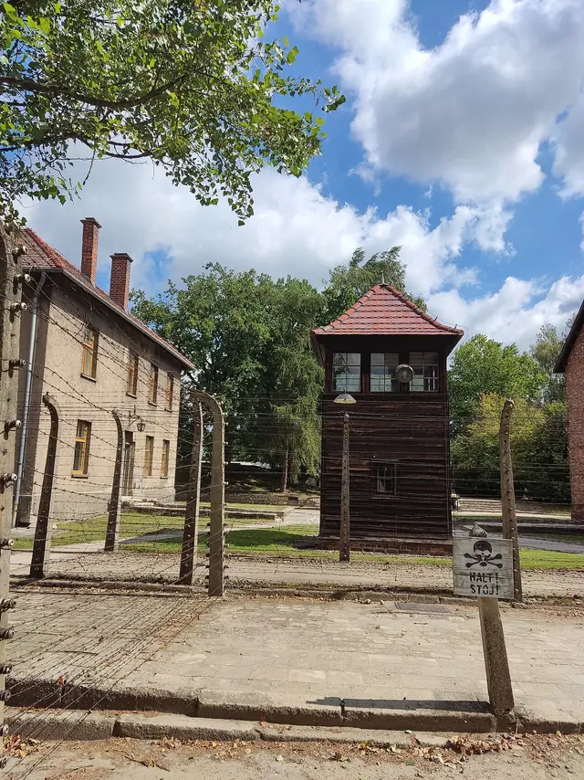 Państwowe Muzeum Auschwitz-Birkenau w Oświęcimiu – Photo 4 of 6