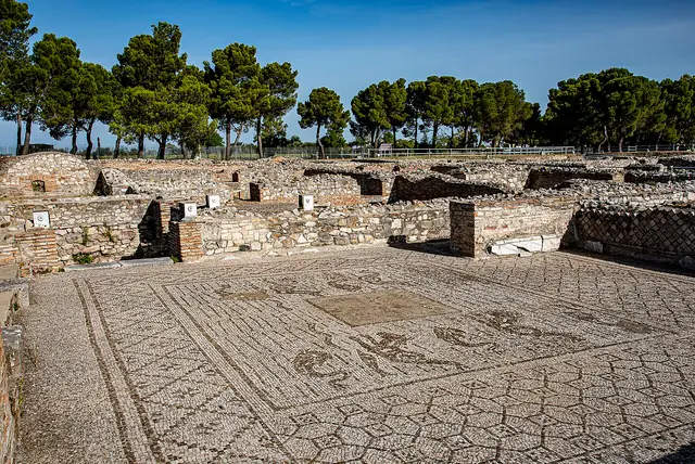 Parco archeologico di Venosa e Complesso della Santissima Trinità