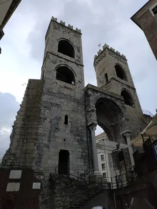Casa di Colombo, Porta Soprana e Chiostro di Sant’Andrea in Genua – Bild 3 von 4