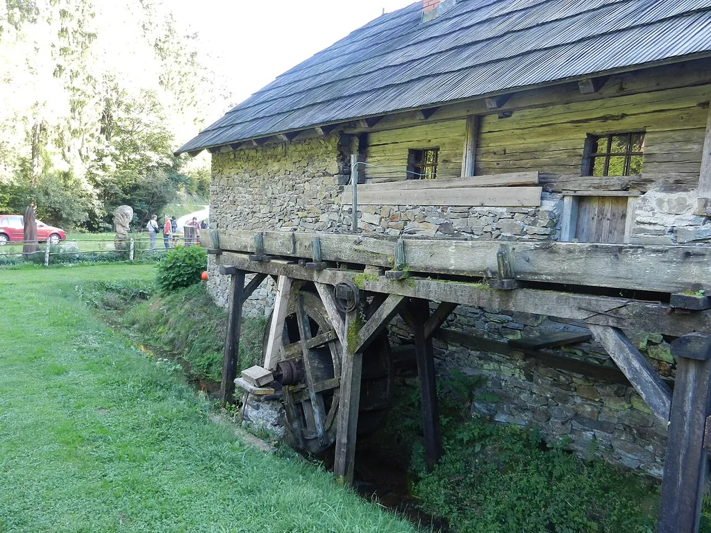 Povhov mlin in Dolga Brda