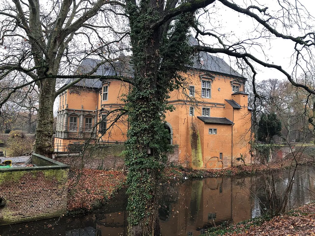 Städtisches Museum Schloss Rheydt in Mönchengladbach – Foto 4 van 7