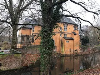 Städtisches Museum Schloss Rheydt in Mönchengladbach – Foto 4 van 7