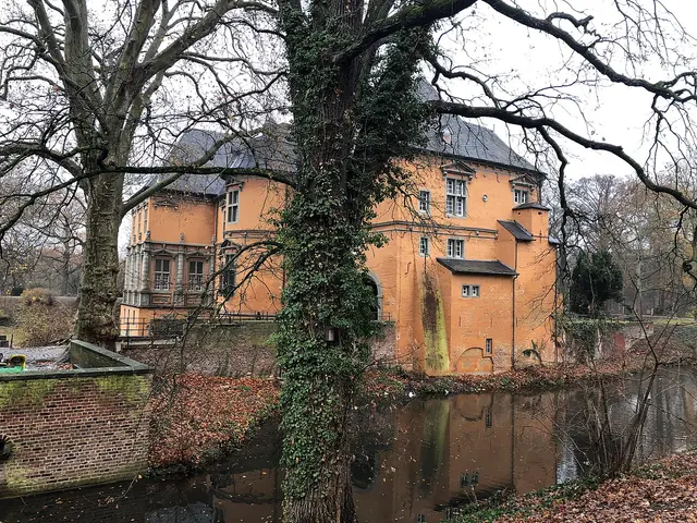 Städtisches Museum Schloss Rheydt in Mönchengladbach – Foto 4 van 7
