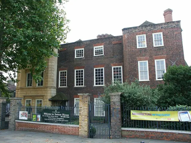 Sutton House and Breaker's Yard in Londra